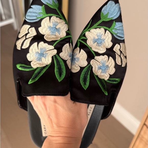 Zara Black and Green Floral Embroidered Flats - Picture 1 of 3